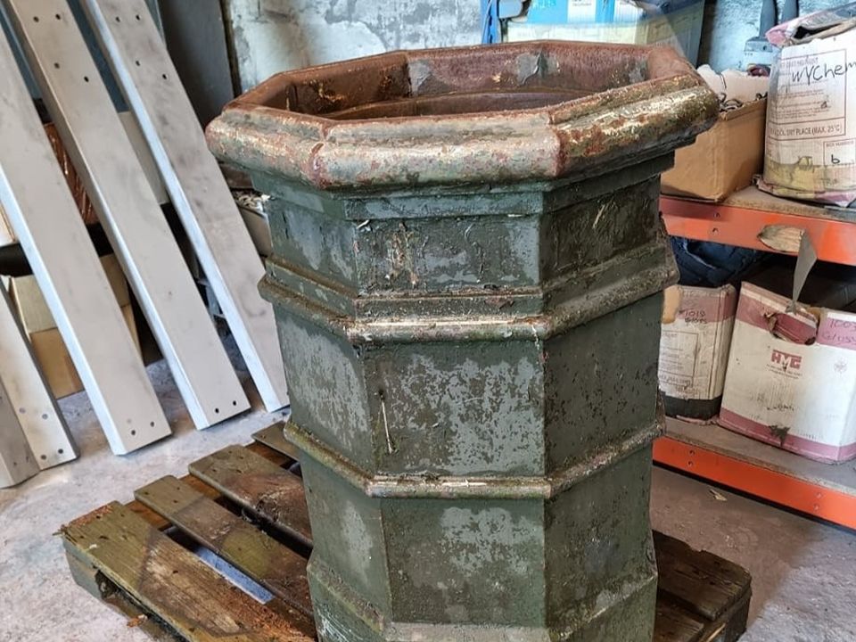 Cast iron bin for blast cleaning